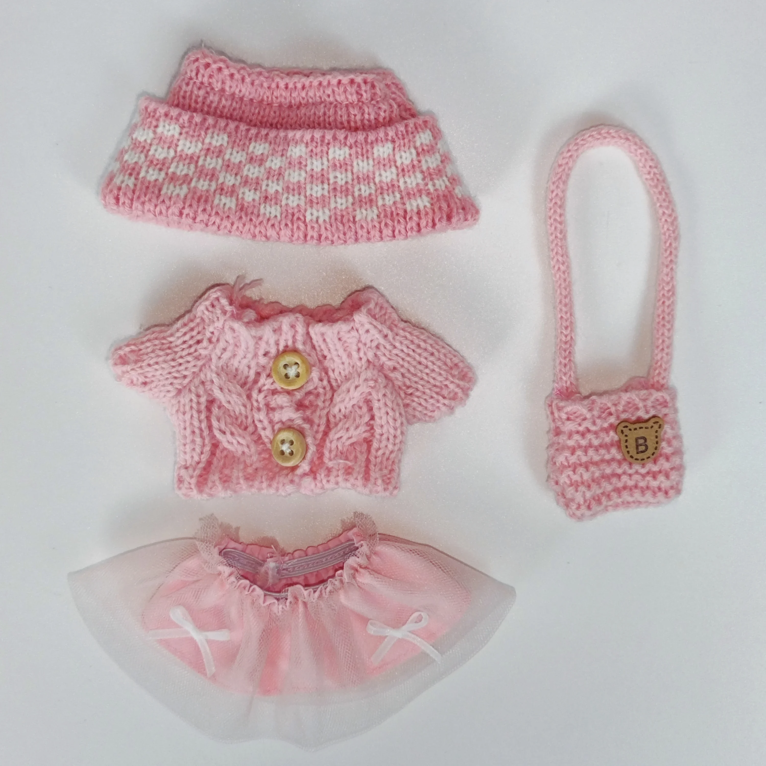 

Clothes for Labubu Pink Knit Sweater Set for Dolls – Cozy & Stylish Outfit with Matching Accessories