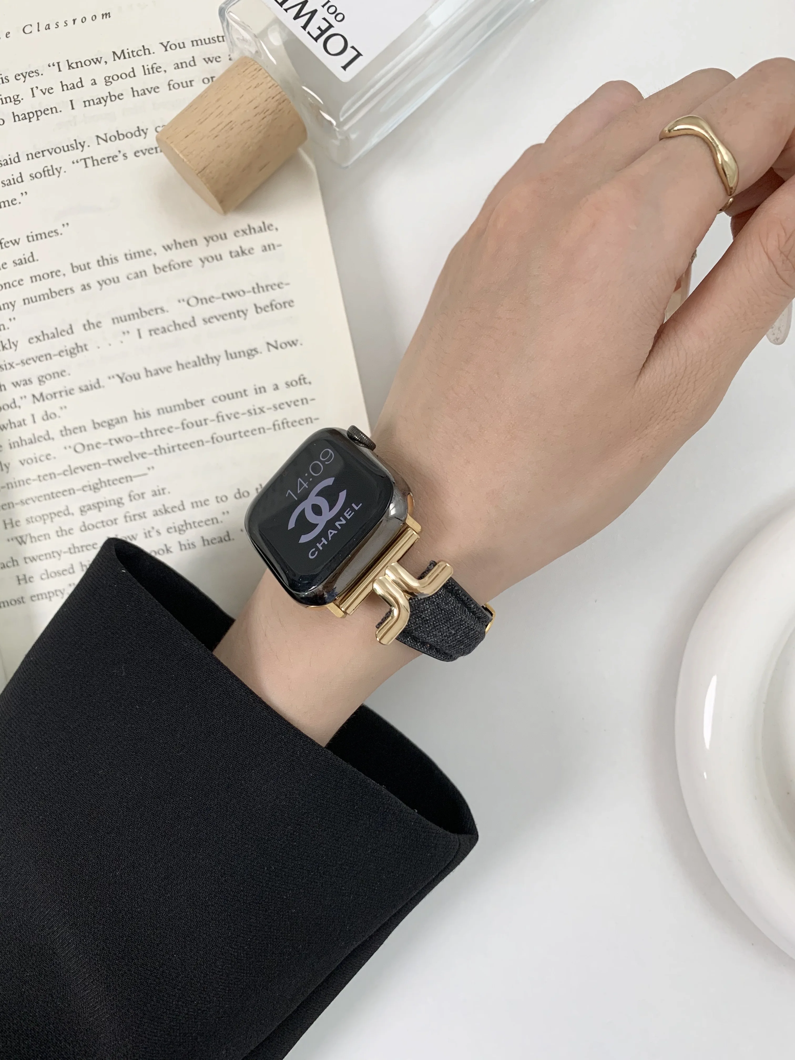 Metal strap for Apple watch band butterfly clasp bracelet chain for iwatch987654321SE Ultra38 40 41 42 44 45 49mm women leather