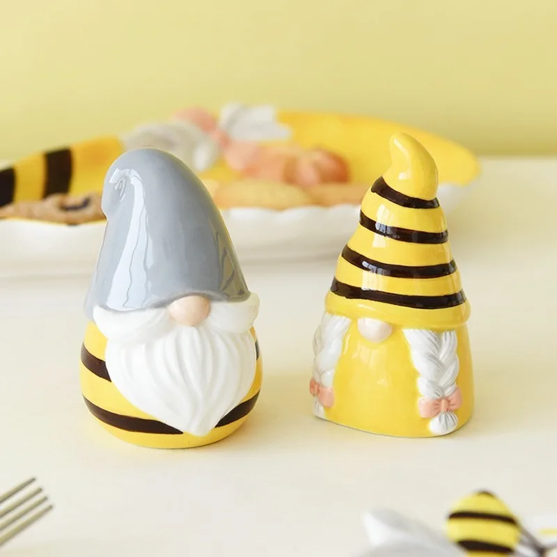 

Ceramic Spice Bottle Set Creative Bee Elf Santa Claus Salt and Pepper Shaker Holiday Decorations Wedding Gifts Kitchen Supplies