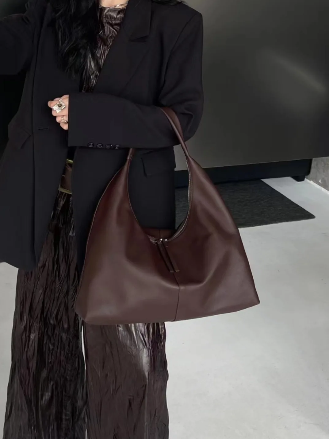 

The Minimalist Commuter Tote. Spacious, sleek, and crafted from premium leather for understated style.