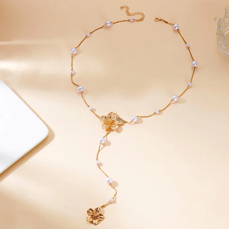 Stilvolles Halsketten-Set mit Blumenmuster aus Metall für Damen, zartes Kreuz, Imitationsperlen-Anhänger, Halskette, Party-Schmuckzubehör – Detail 9