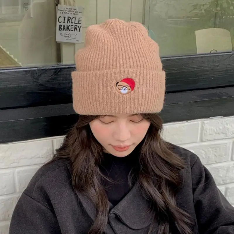 قبعات الشتاء للنساء قبعة صغيرة محبوكة الدب المطرزة الباردة والدليل على الدفء قبعة فضفاضة الإناث لينة 2025 جديد #2