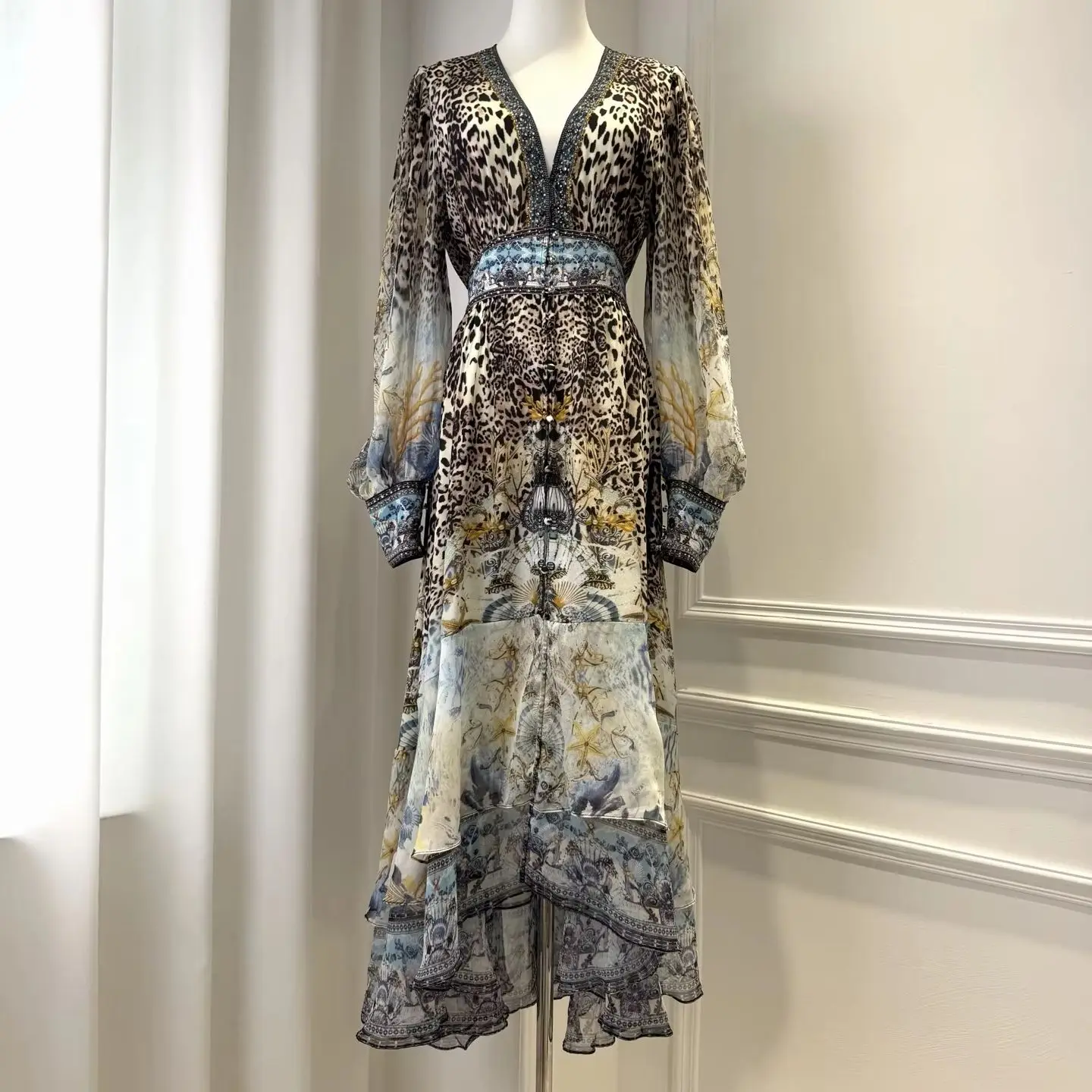 2026 Damen Leoparden-Print Maxikleid 100% Seide Schwer Perlenbesetzt V-Ausschnitt Langarm Retro Mehrlagiges Kleid