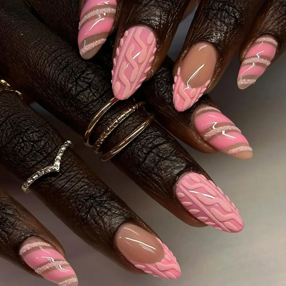

24pcs Short Almond False Nails Press on Pink Rhinestone Stripe Design Nails Tips Finished Datachable Round Head Fake Nail Sets