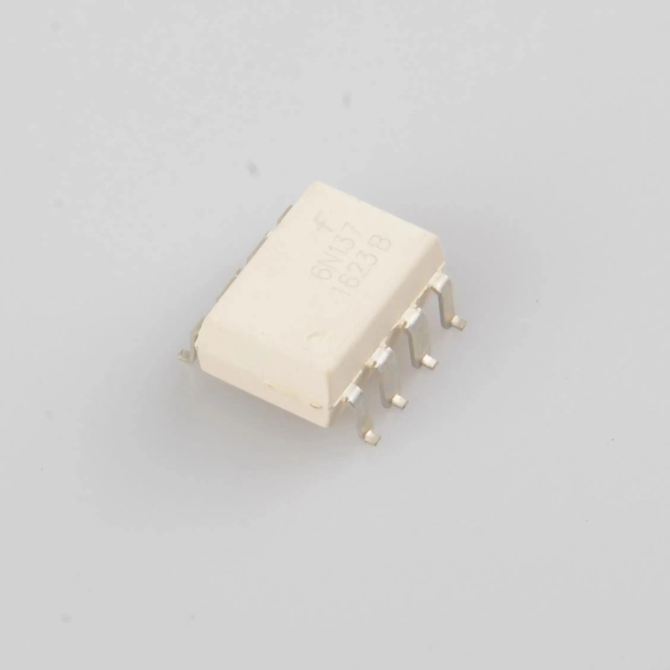 6N137 High-speed optocoupler in SOP8 package, optocoupler for photoelectric isolation.