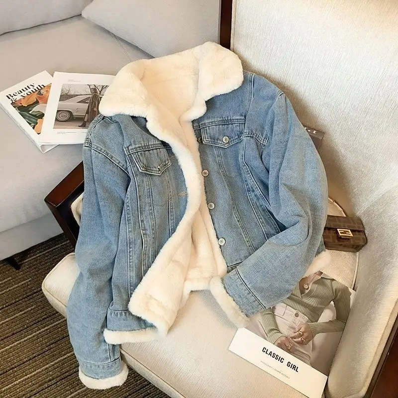 Women's Fleece Lined Denim Jacket, Classic Light Wash Jean Coat with Faux Shearling Collar for Winter