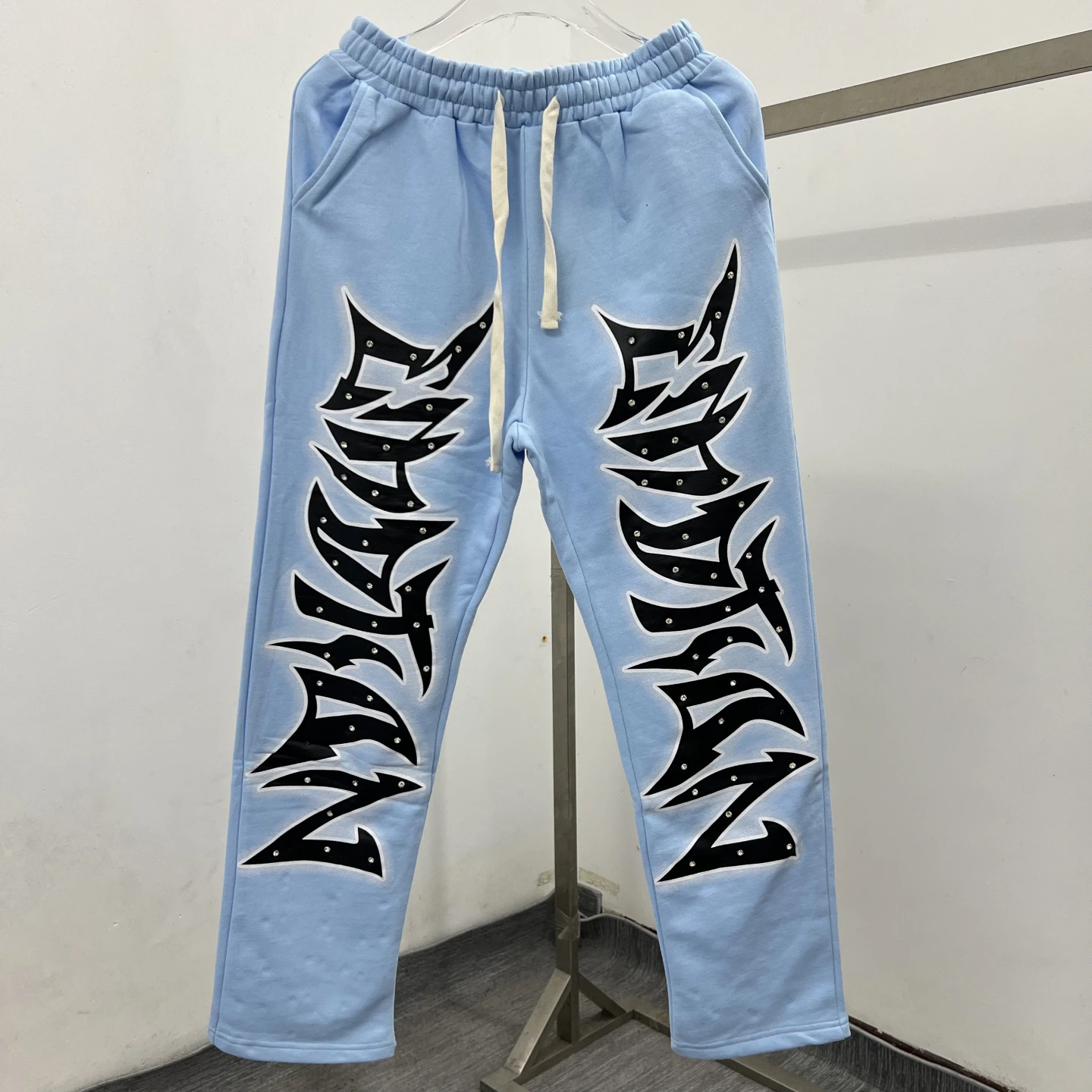 

Высококачественные повседневные брюки для мужчин с принтом в виде пламени и букв, украшенные стразами, в американском спортивном стиле