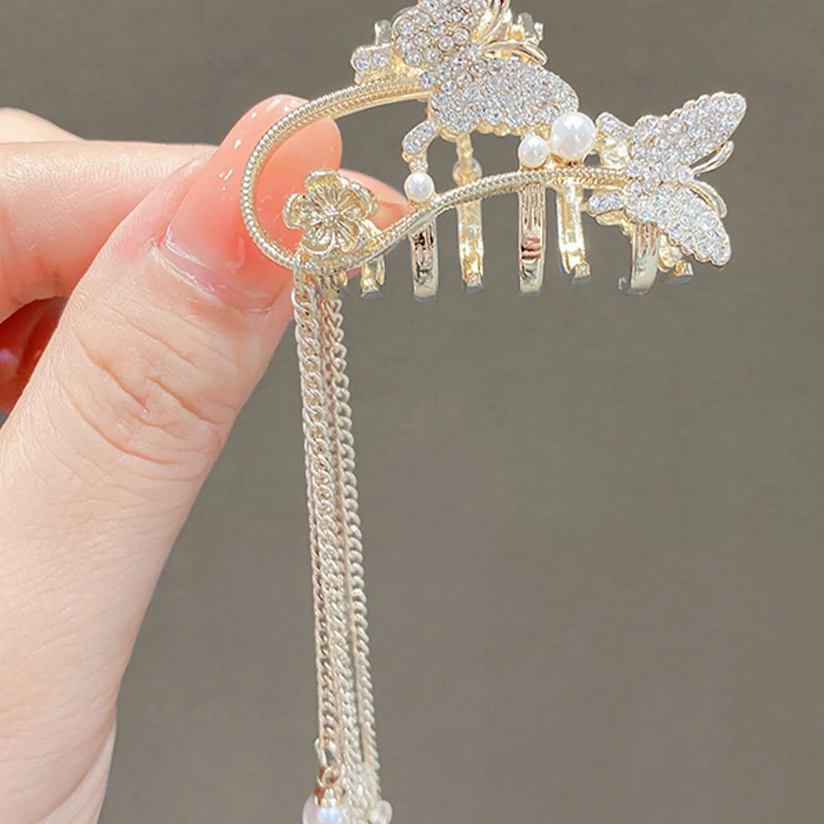 

2Pcs Butterflies Hair Claw Clip Tassel Dangle Design Exquisite Appearance Attractive Color for Ceremony Holiday Christmas Date