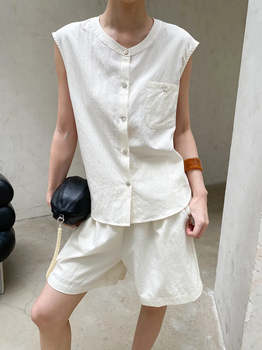 Sommerliches Damen-Set aus einfarbiger, ärmelloser Weste mit Rundhalsausschnitt und hochtaillierten Shorts für den Alltag – Detail 24