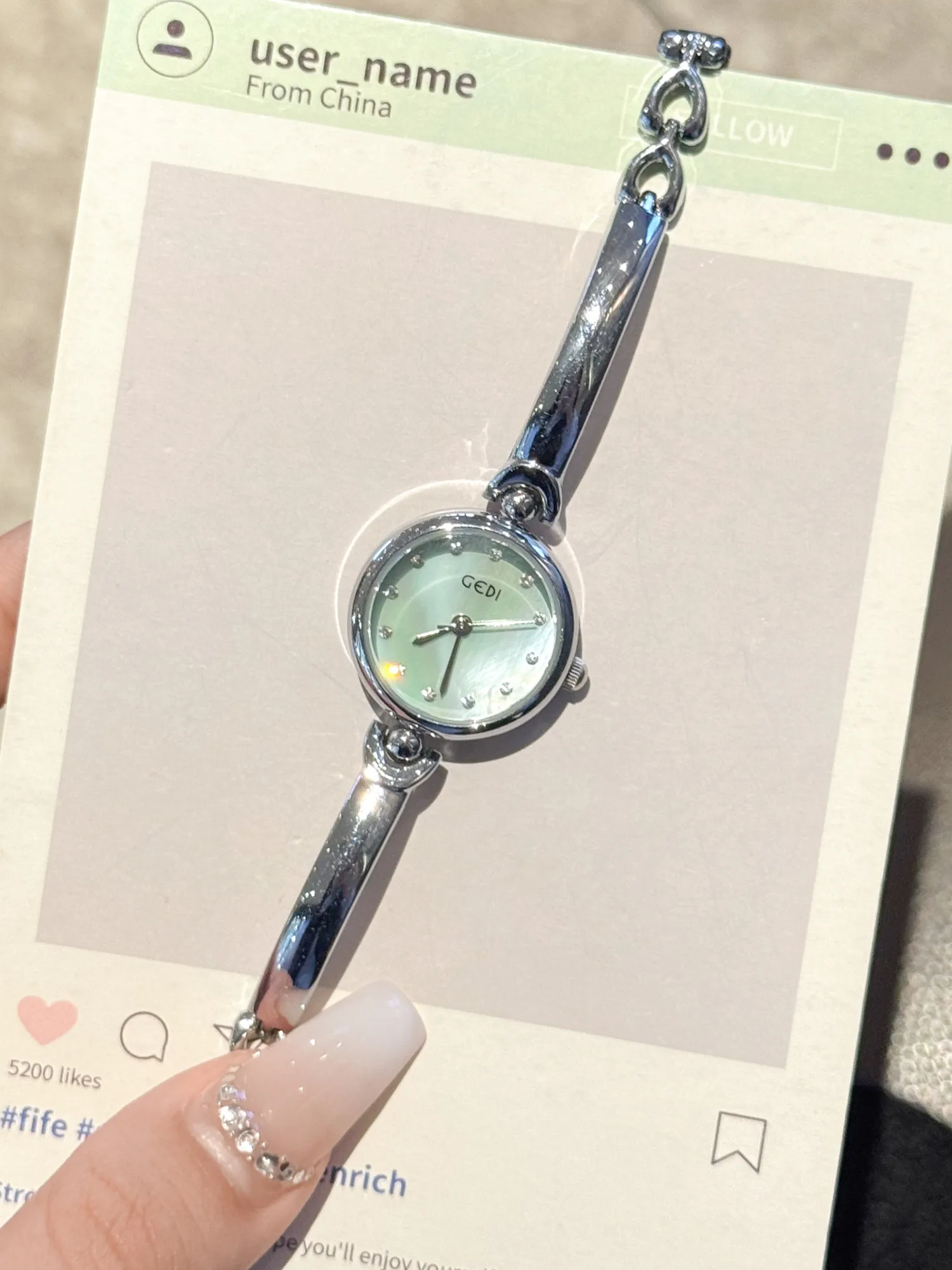 

Новые женские часы, роскошный и элегантный дизайн, высококачественные кварцевые часы, стильные и красивые часы для женщин.