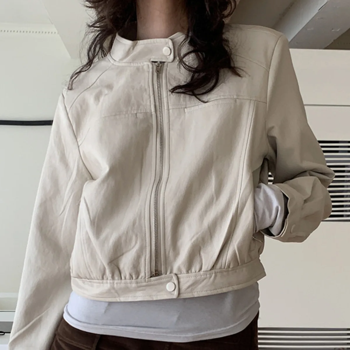 シックな秋冬用ハイカラーダブルブレストバイカージャケットPUレザーコート女性用ヴィンテージストレートチューブレギュラーフィット