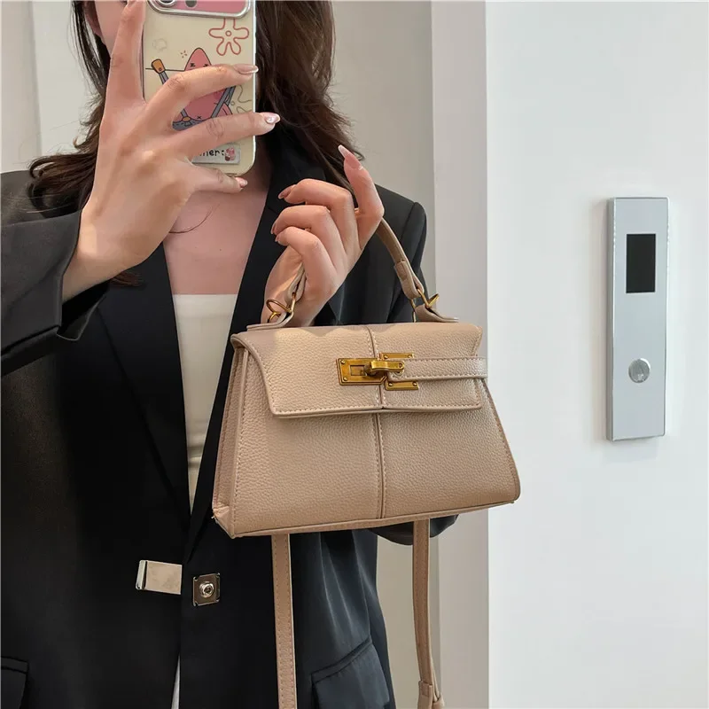 

Classic Paris Fashion Luxury Handbag With Simple Elegant Lines Leather Finish And Letter Logo