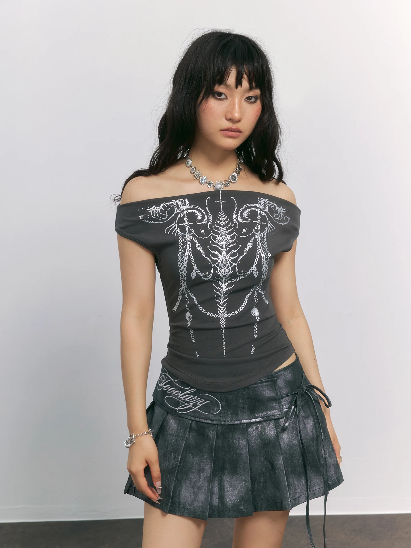 TooLazy Street Style Retro Print One Shoulder Short Sleeve T-Shirt Women Slim Fit Sexy Tight Top Cotton Elastic Sleeve Bandage