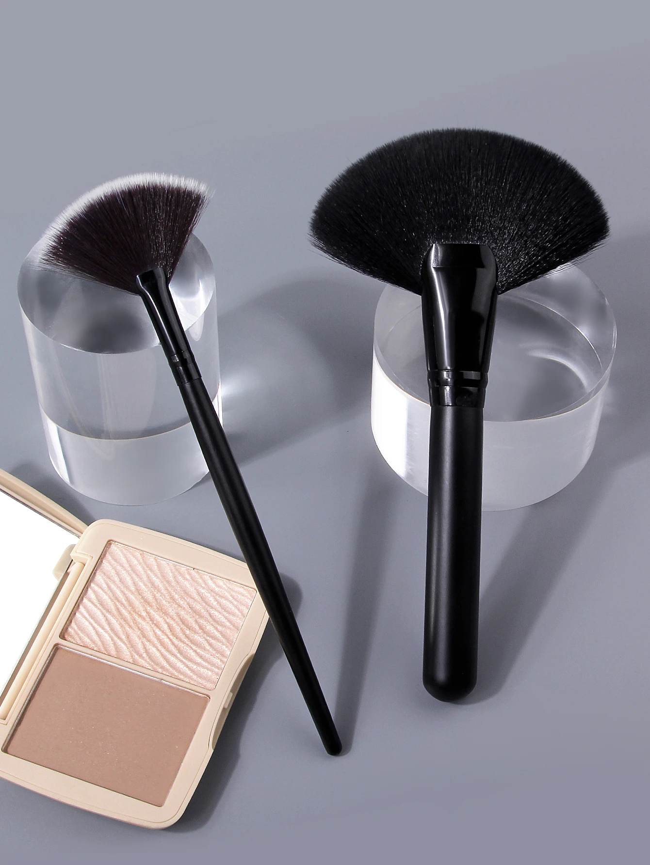 Fan Shape Highlighter Brush Premium Contour Blusher Brushes Flawless Cheek Dense Face Makeup Brush For Blending