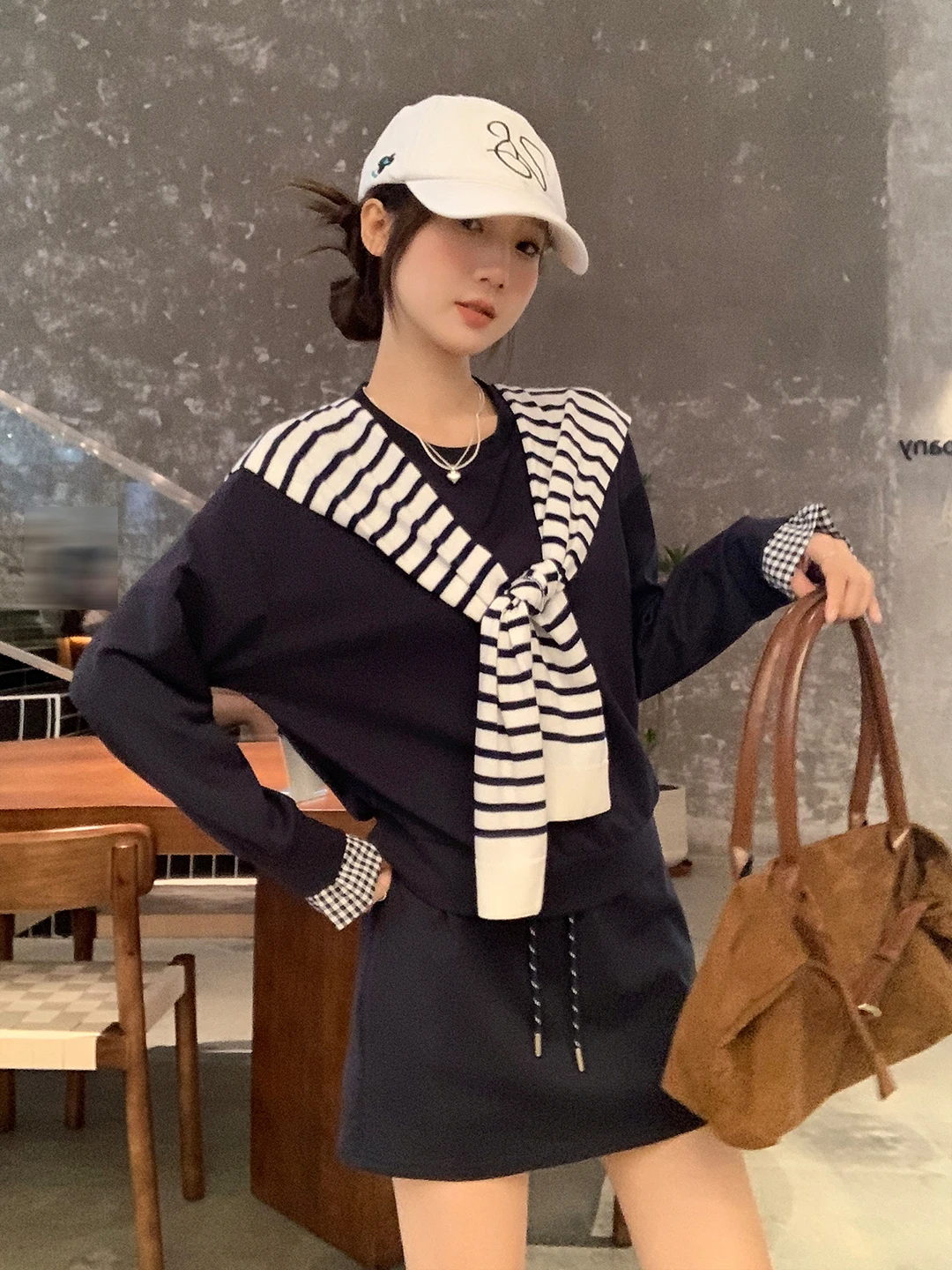 

Корейский полосатый комплект из худи с длинными рукавами и юбки с запахом на плечах для женщин: весенний, нежный, повседневный, удобный, свободный крой, из двух предметов.