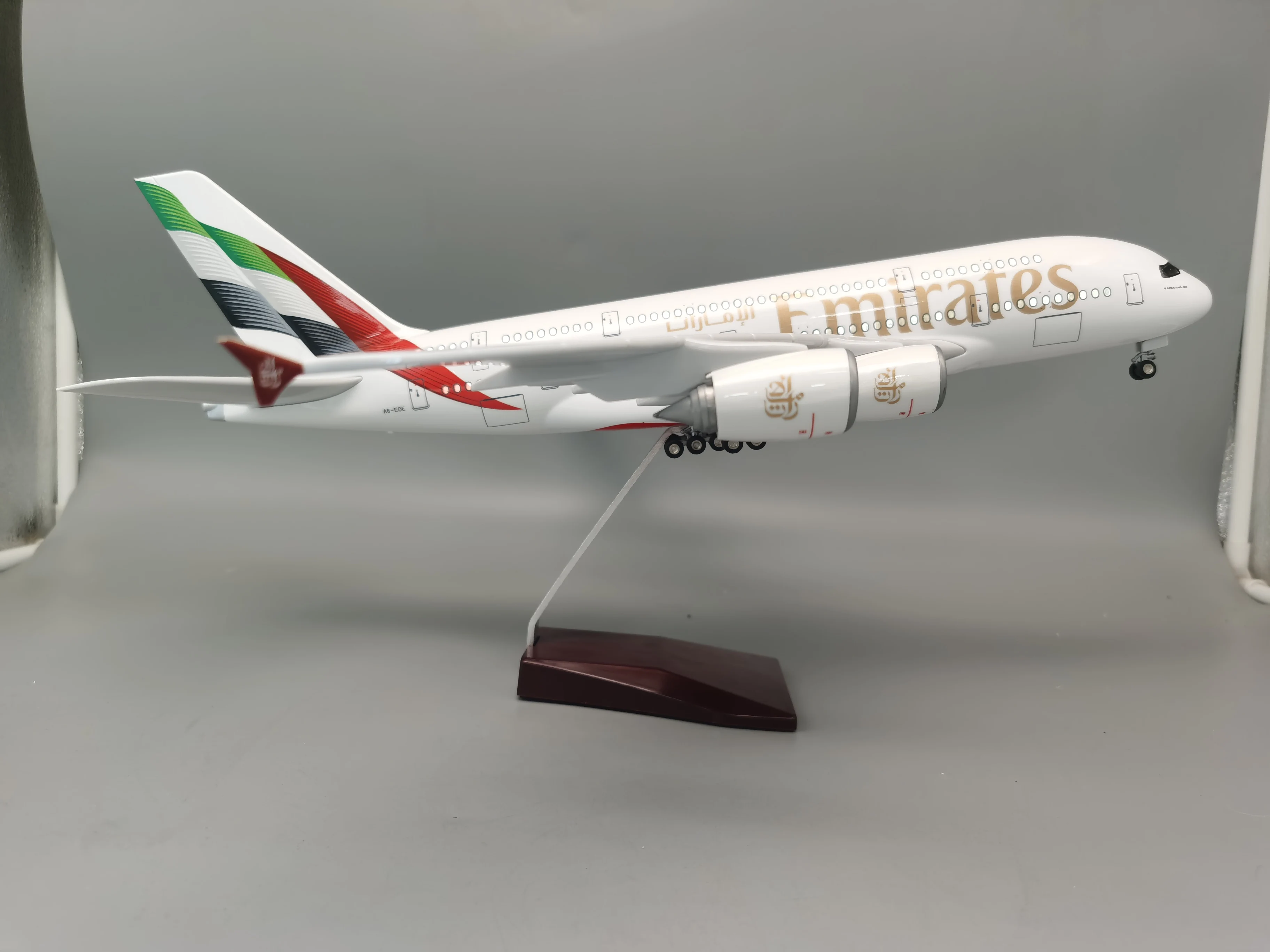 2024 New Painted 1/160 Scale Diecast Model A380 Emirates Airways Resin Airplane With Light Toy Airline Collection Display Gifts