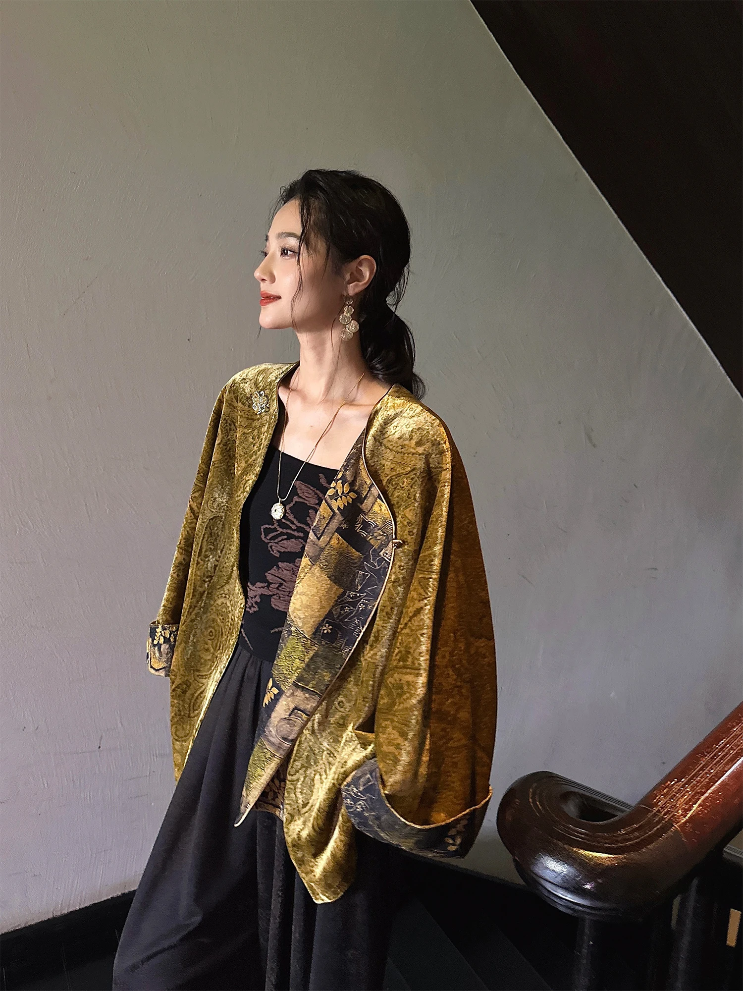 

Новая женская бархатная куртка Sanji Bla Flower в китайском стиле, осенняя коллекция 2025 года, очень красивая, модная, для повседневной носки, тренд этого года.