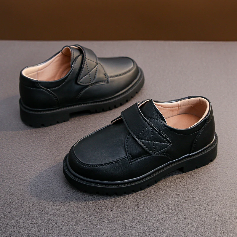 Jungen schwarze Lederschuhe weiche Leistung 2023 Frühling und Herbst neue britische Stil weiche Slipper schwarz für einheitliche Kindermode