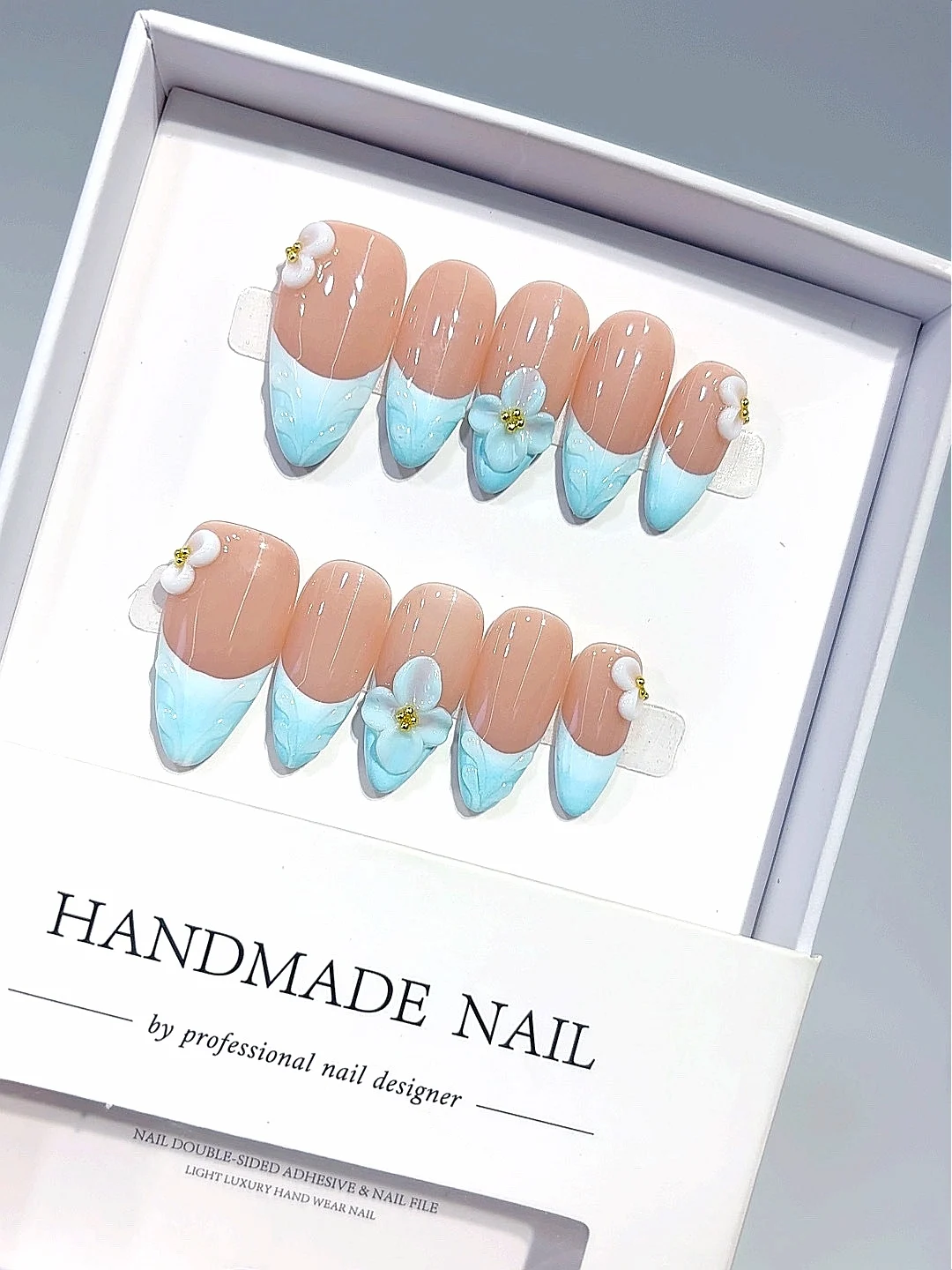 

Накладные ногти пастельного персикового и синего цвета с 3D-цветами и золотыми акцентами, ручной работы для женщин (D629)