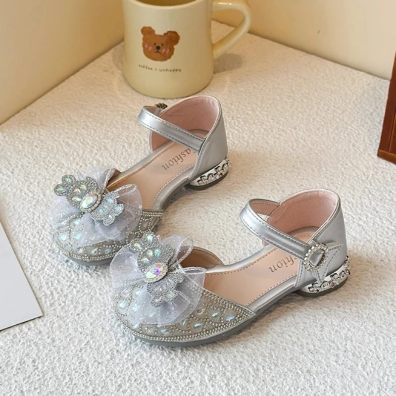 

Детские летние сандалии для девочек с бантом-бабочкой, мягкой подошвой, кристаллами, на высоком каблуке, для выступлений