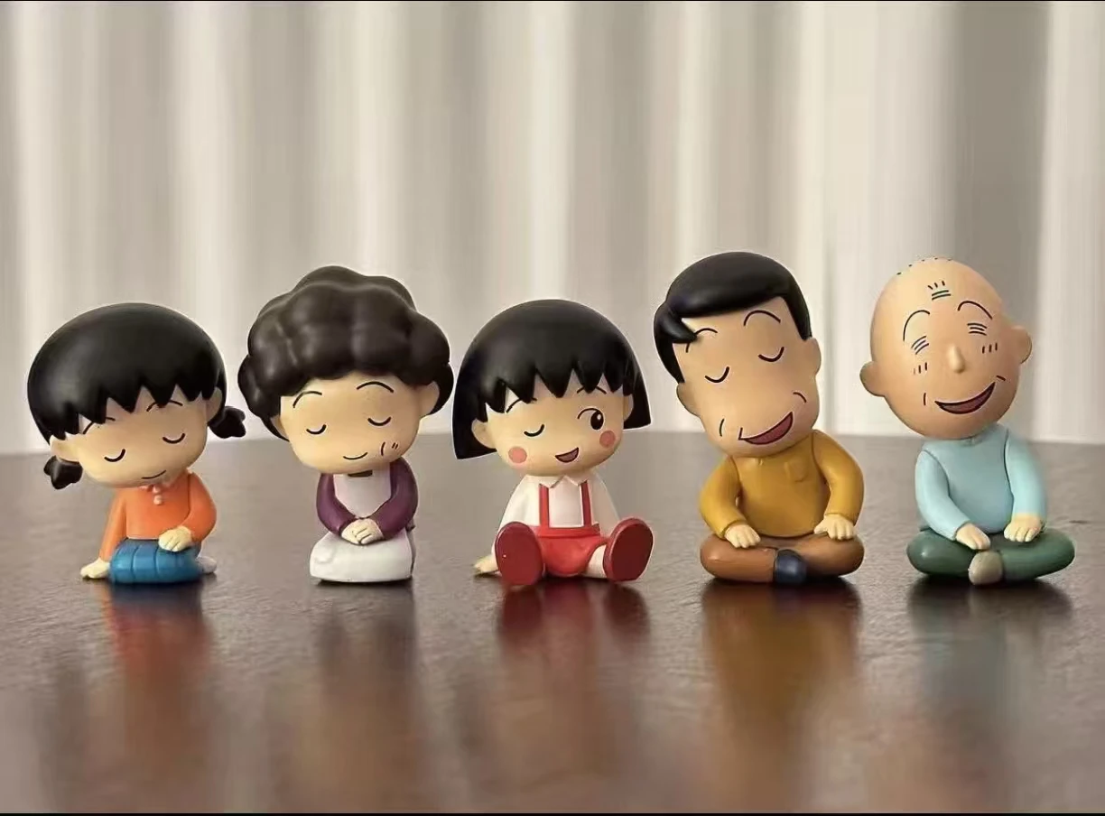 

Новинка в наличии Little Maruko Family от плеча до плеча, вторая круглая глухая коробка, милое украшение для рабочего стола, подарки на день рождения для девочек