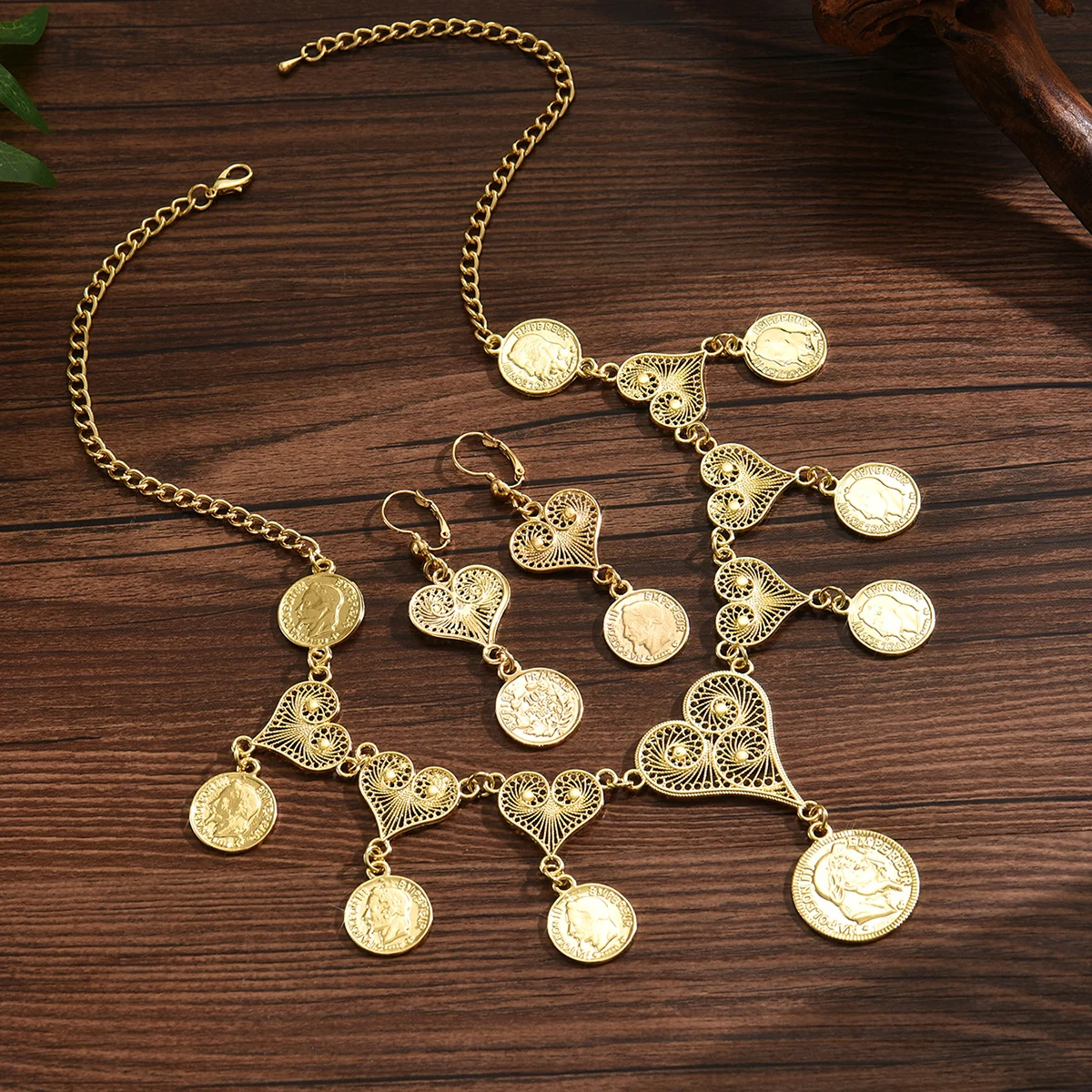 قلادة معدنية على شكل قلب مع صورة بشرية وأقراط على شكل عملة معدنية بتصميم بسيط طقم زفاف مكون من قطعتين