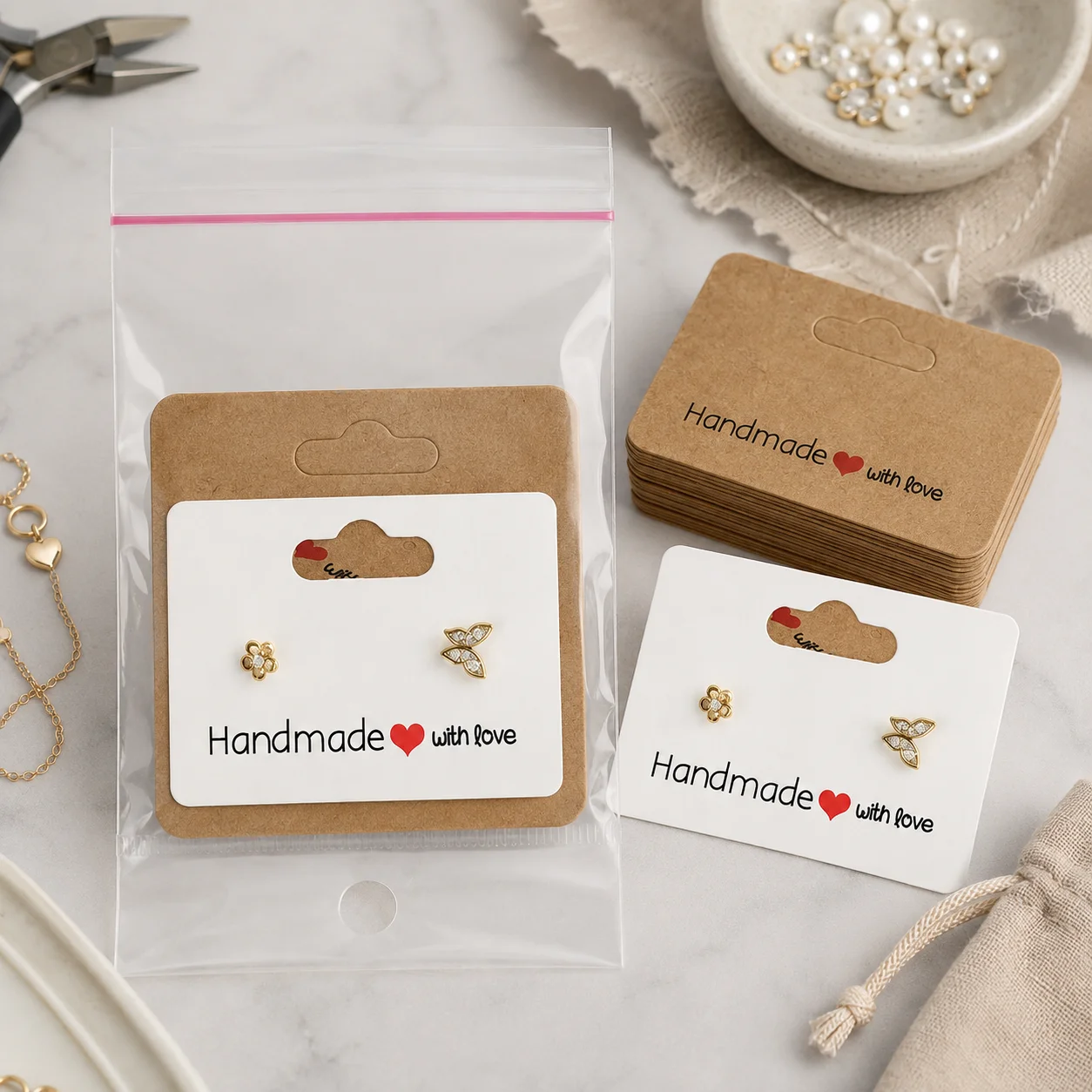 100 Stück Ohrringe Kraftpapierkarten und selbstklebende Beutel-Set mit transparenten OPP-Aufbewahrungsbeuteln zum Präsentieren von Ohrringen und Schmuck – Detail 1