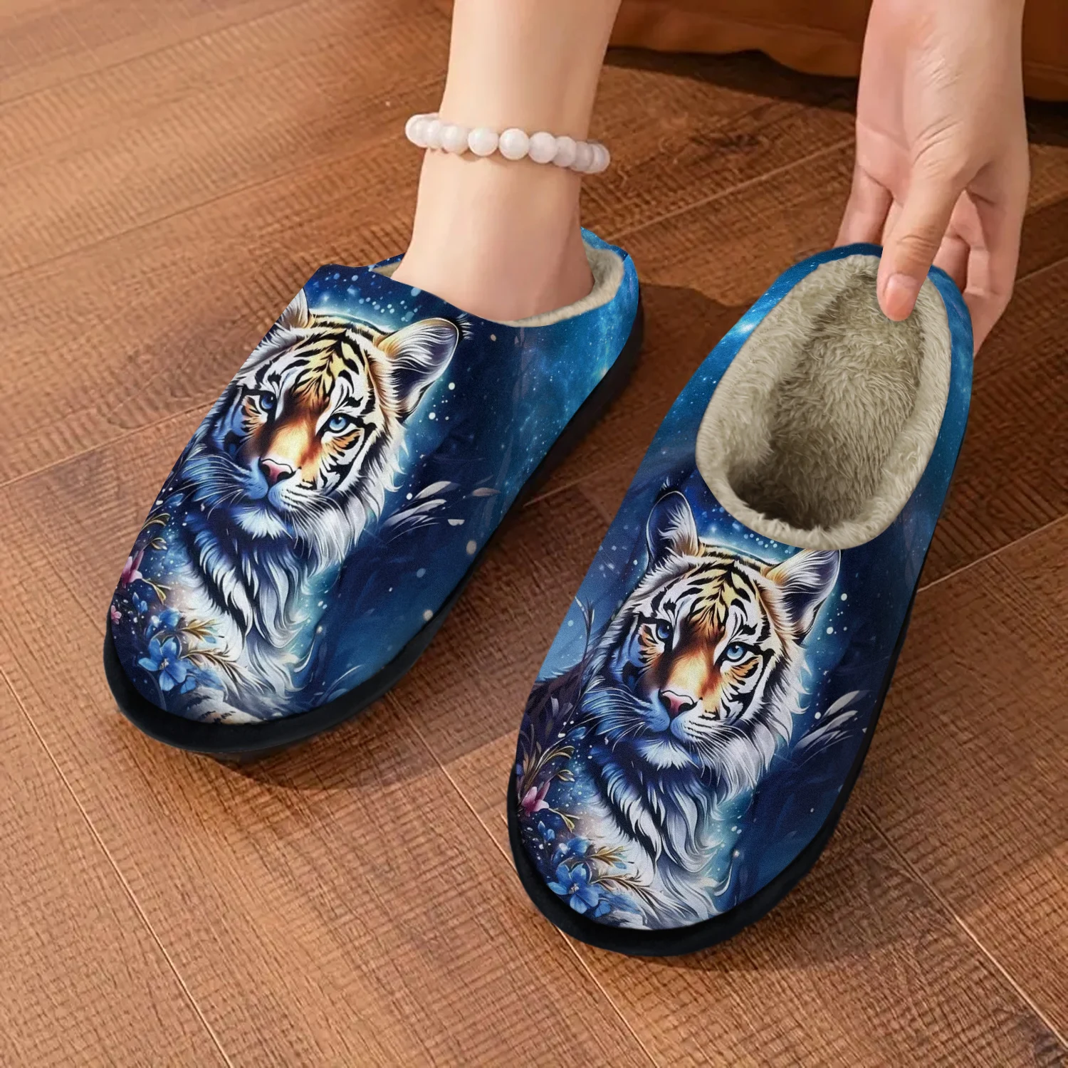 شباشب نسائية قطيفة سهلة الارتداء مع طباعة حيوانات وجه النمر - نعل مطاطي غير قابل للانزلاق، أحذية منزلية شتوية دافئة للأرضيات الباردة #4