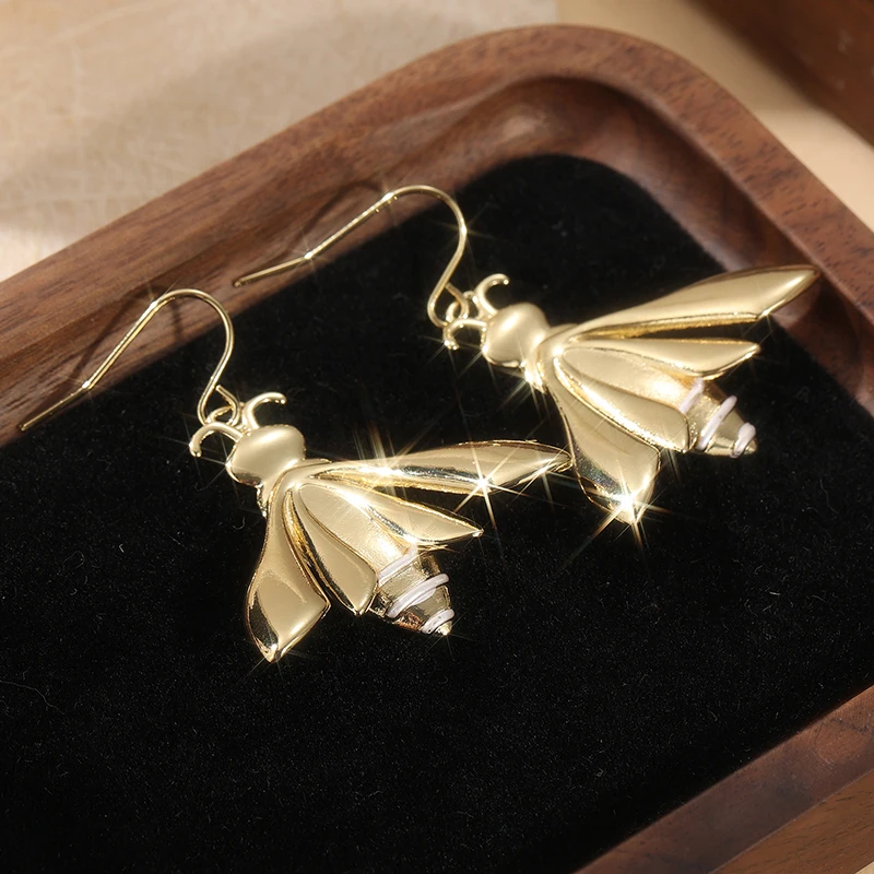 Vintage Design Gold Color Women's Earrings Creative Geometry Metal Hand Carving Bee Pattern Dangle Earrings Woman Jewelry