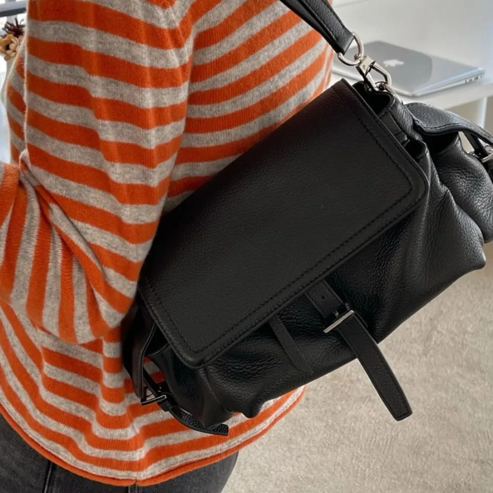 

Новая сумка-мессенджер премиум-класса, модная женская сумка из воловьей кожи первого слоя, повседневная сумка-мессенджер на плечо, большая вмести...