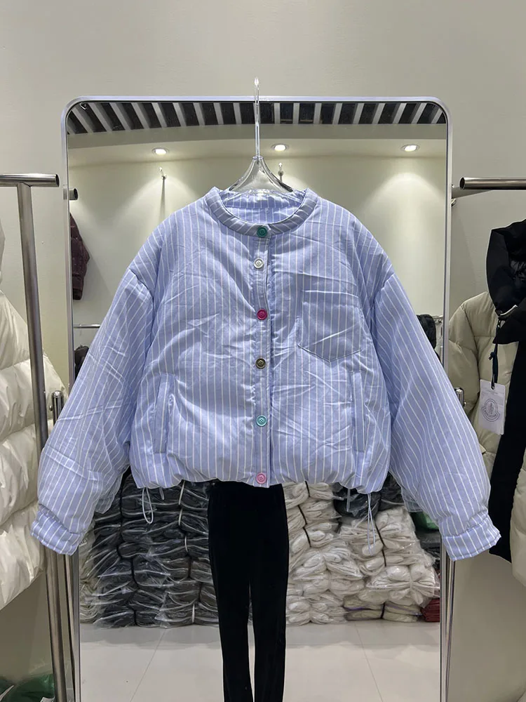 2025, Winter Neue Daunenjacke für Damen, kurzer Stil, abnehmbar, modisch, gestreift, bunte Knöpfe, weiße Ente, Daunenmantel