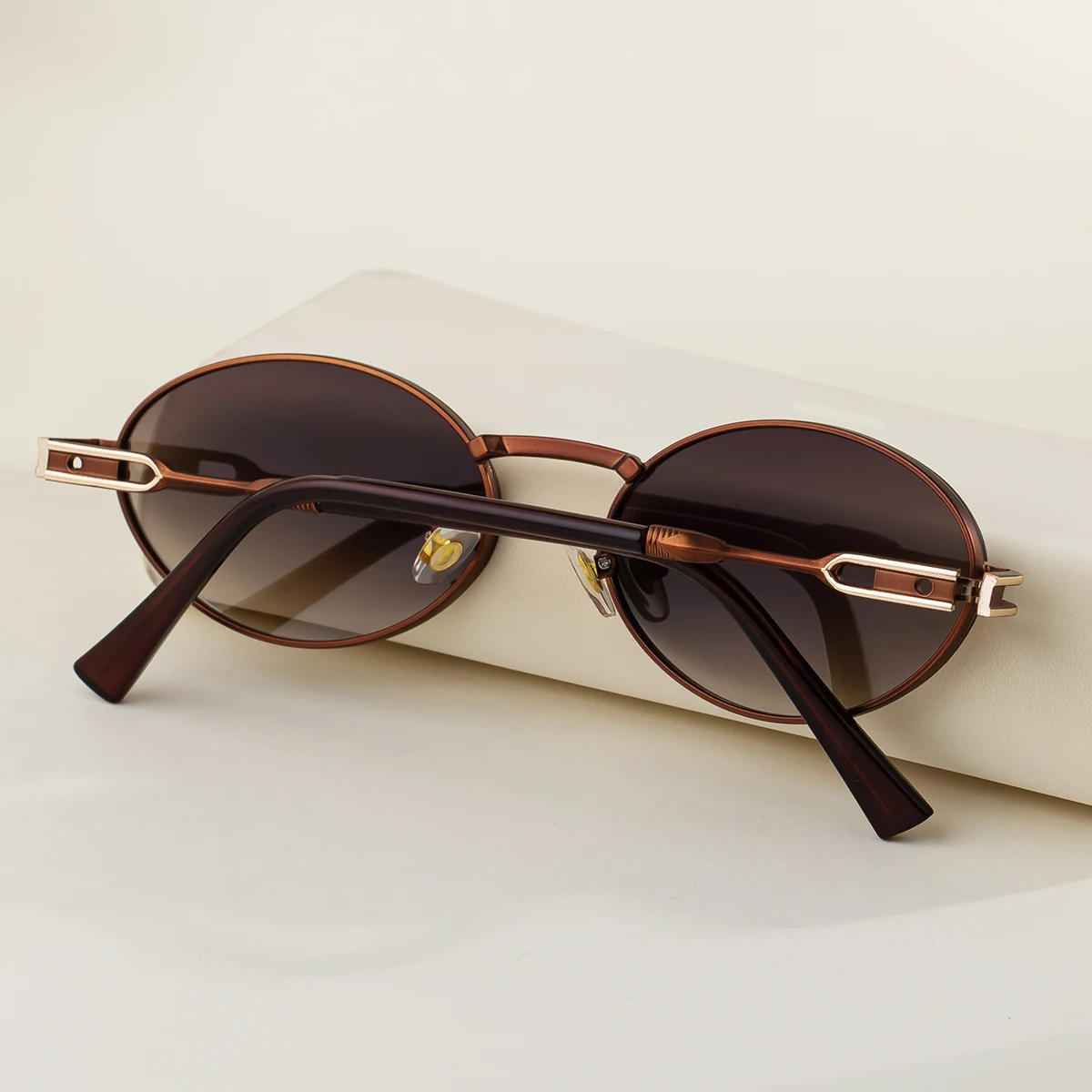 Kleine ovale Punk-Sonnenbrille für Damen 2026 – Luxusmarke, Vintage-Metallrahmen, trendige Sonnenbrillen für Damen, UV400-Schutz – Detail 5
