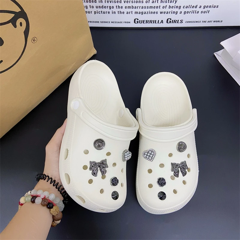 Fashionable shoe accessory set, made of metal, with a shoe chain clasp, removable, suitable for sandals and flip-flops.