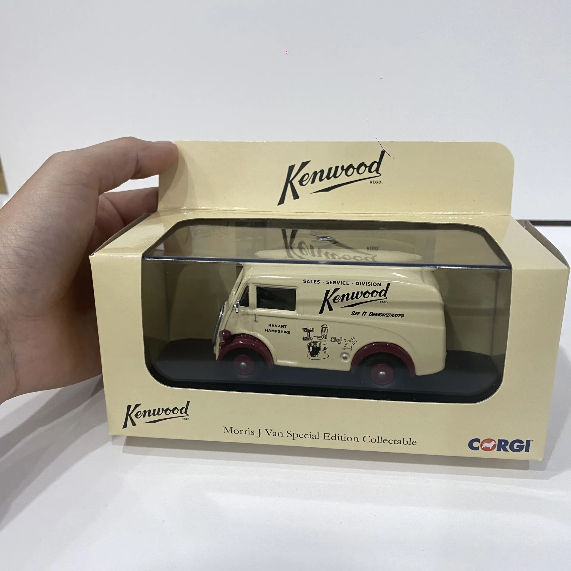 Diecast CORGI Puppy 1:43 Scale MORRIS VAN KENWOOD Alloy Car Model Collectible Toy Gift Souvenir Display Ornament