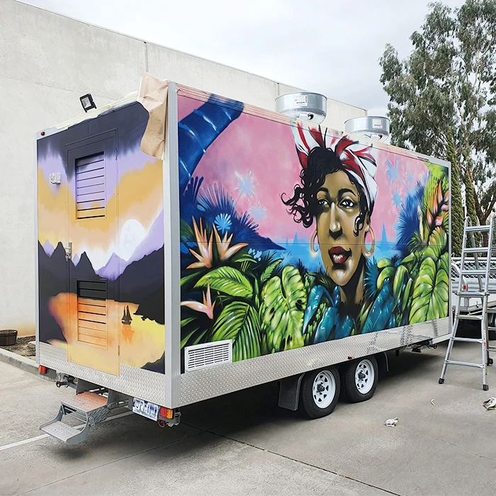 يقدم مقطورة الطعام المتنقلة خدمات توصيل الوجبات السريعة بما في ذلك عربات البرجر وخدمة القهوة، مناسبة لأطعمة الشوارع