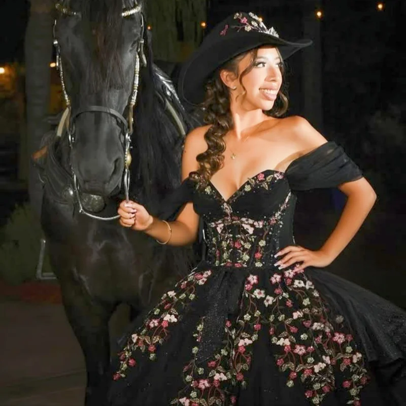 

Блестящее черное платье Quinceanera с открытыми плечами и блестками, хрустальный цветок, наклейка, длинный хвост, бант, Vestidos De 15, Quinceanera ﻿ Настроить