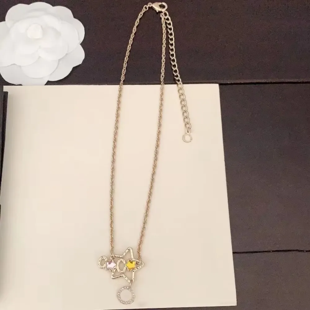 Tout nouveau collier pentagramme creux étoile de diamant de luxe léger élégant et charmant, à la mode et polyvalent