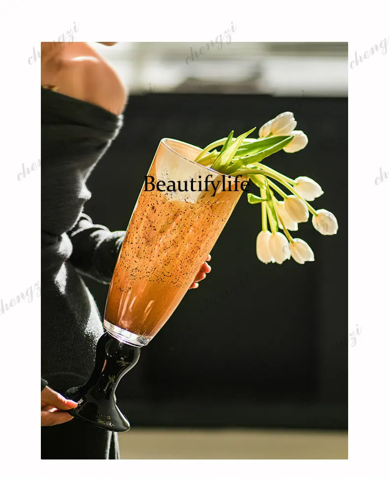 It is very beautiful, the vase gift is advanced, and the gift box is decorated with a sense of atmosphere. Home ornaments