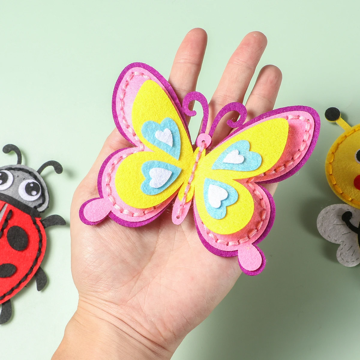 5-delige doe-het-zelf-insectennaaiset; Handnaaimaterialen voor beginners voor het naaien van plezier; Schattig insectenvormig zakje voor geschenken; Creatieve Handi