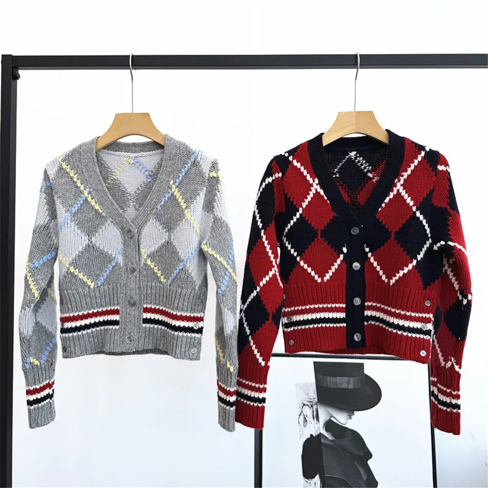 

Новинка осени/зимы 25, женский кардиган с v-образным вырезом и длинными рукавами на пуговицах, контрастный ромбовидный приталенный шерстяной вязаный свитер, куртка