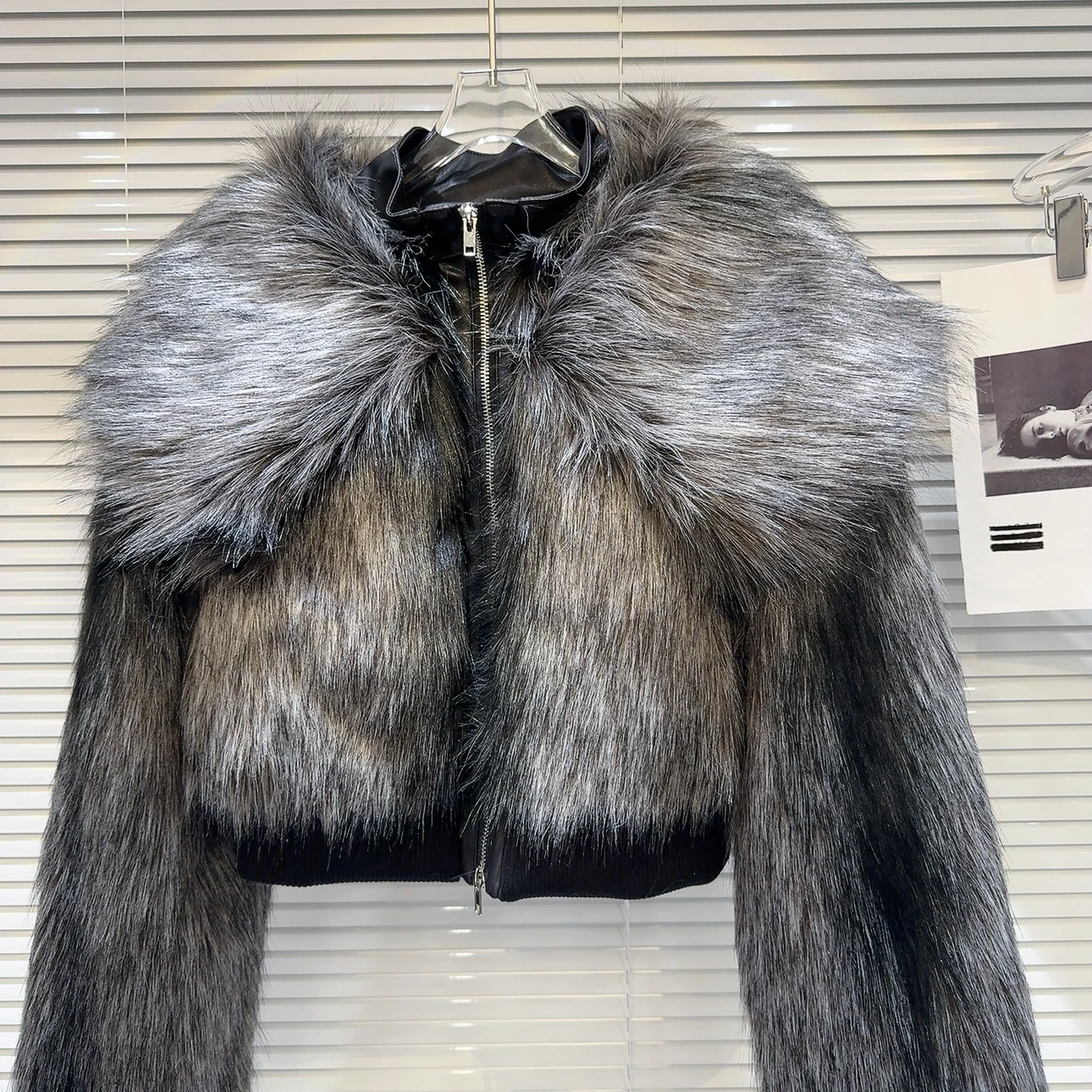 2023年冬のトレンド、少量生産のホットガール風、人工毛皮襟付きコットン裏地フェイクファーコート、レディースストレートチューブ型