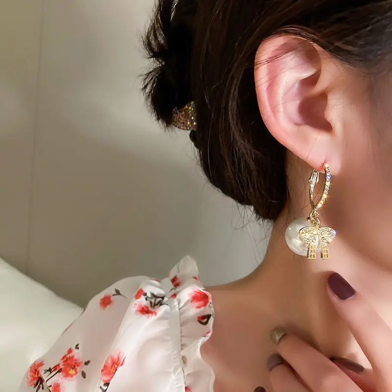 Pendientes de lujo con lazo de circón de Color dorado para mujer, pendientes festivos con flor de perla roja, regalos de joyería de Navidad de Año