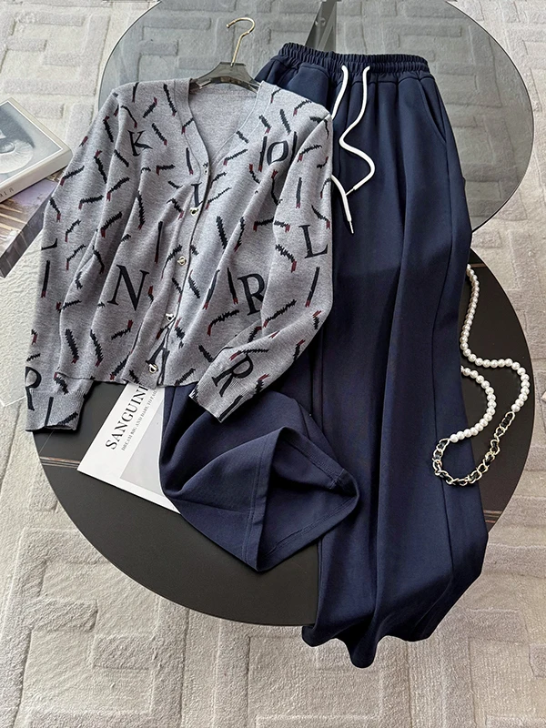 

Модный повседневный комплект из двух предметов: топ с V-образным вырезом и длинными рукавами и брюки с широкими штанинами. Женский весенний элегантный ультрамодный европейский стиль.