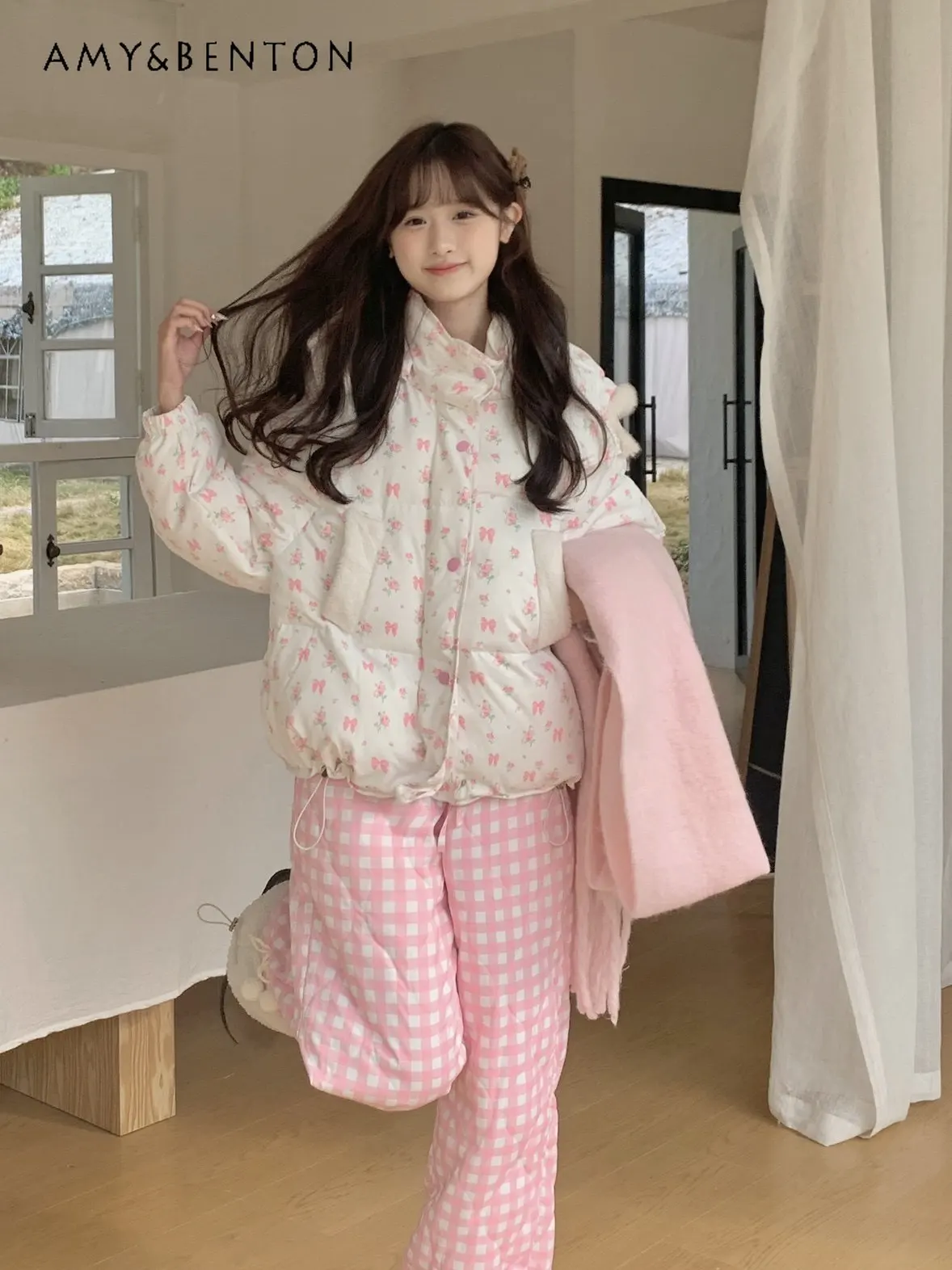 

Корейский стиль, нежный сладкий маленький цветочный короткий белый воротник-стойка, повседневная куртка с капюшоном на белом утином пуху, розовые клетчатые хлопковые брюки