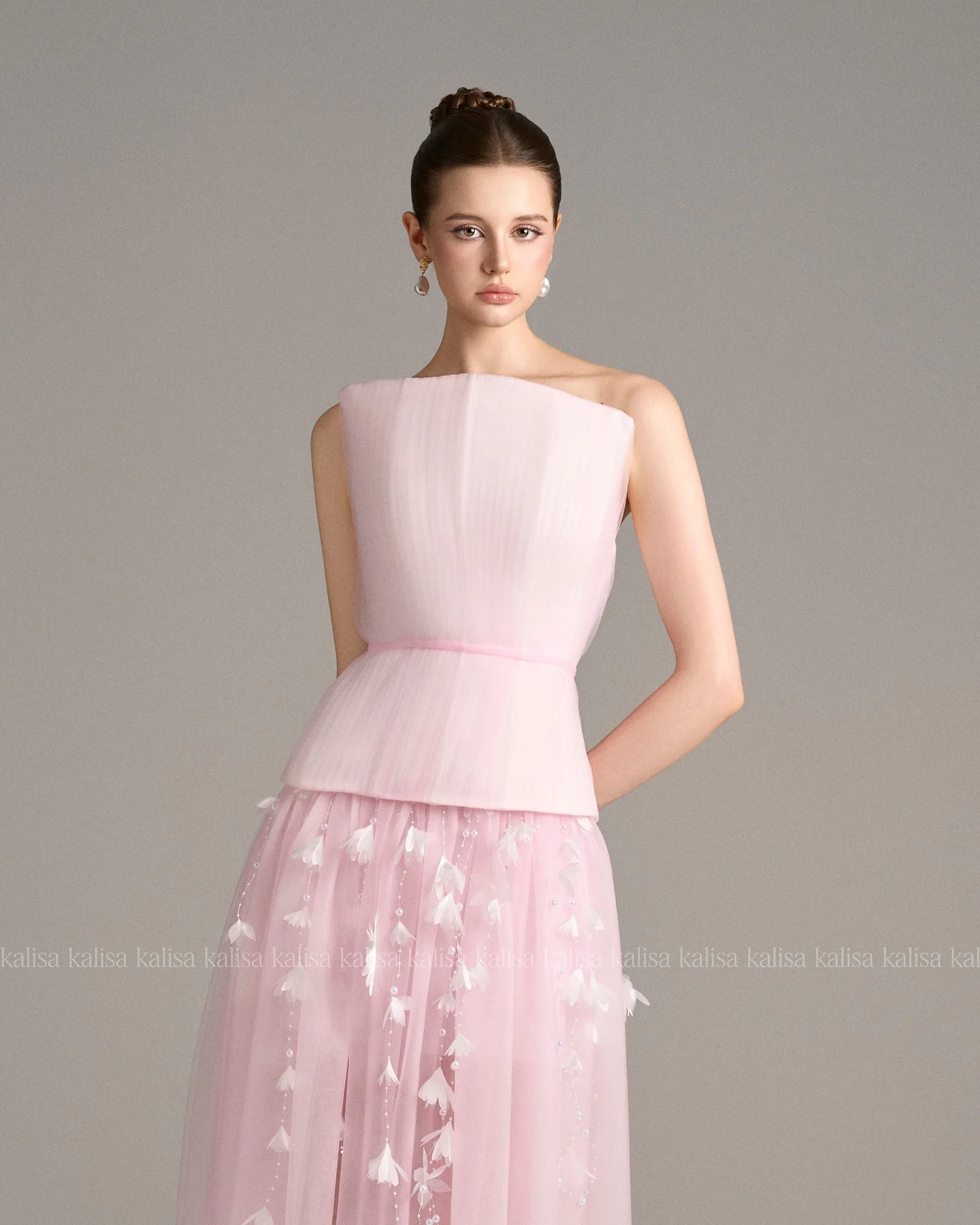 فستان سهرة طويل شبكي وردي جميل مع زينة زهور ثلاثية الأبعاد بدون حمالات من التل بطول الأرض على شكل حرف a فستان رسمي فريد من نوعه #2