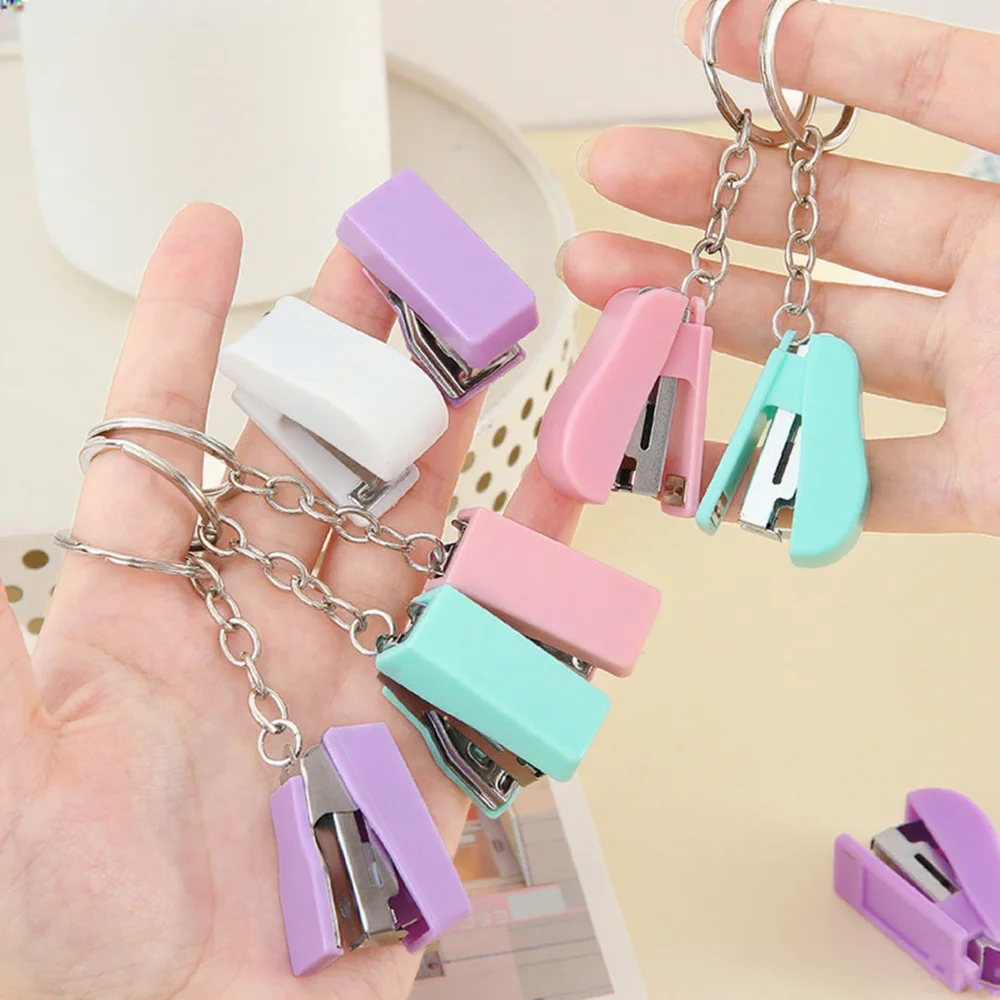 Lindo Mini grapadora llavero colgante lindo portátil estudiante Oficina máquina de encuadernación llavero con dije de moda grapadora de mano papelería