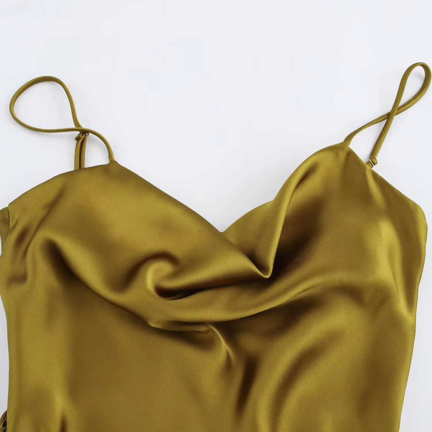 Nuevo vestido de mujer de estilo primaveral con cuello colgante plisado y cinturón de cintura textura satinada de seda vestido con tirantes MIDI