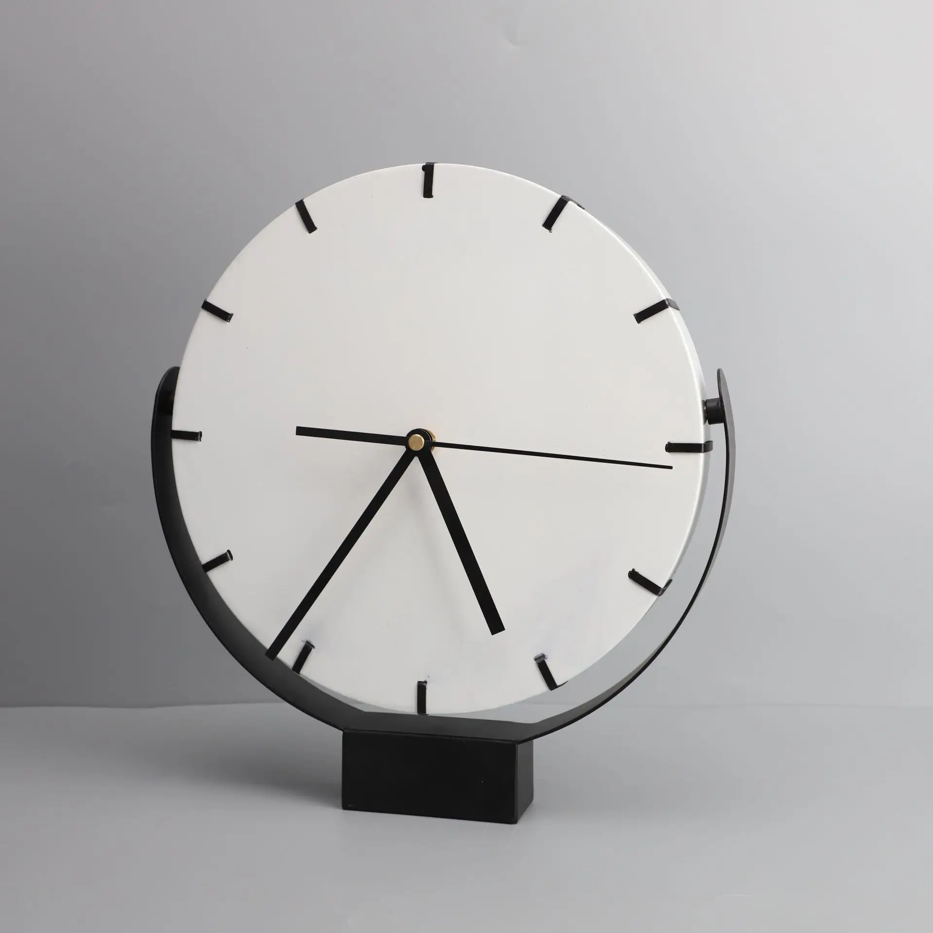 Decorative Home Accessories Tabletop Clock Metal Round Black and White Simple Round Table Clock
