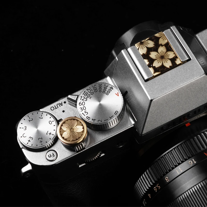 Metalowa osłona mocowania lampy błyskowej (hot shoe) do aparatów Fuji XT4 XT5 XT20 XT30 XT50 XT30II XT30III XM5 X100V X100VI z gwintowanym przyciskiem, uniwersalna. — zdjęcie produktu 3