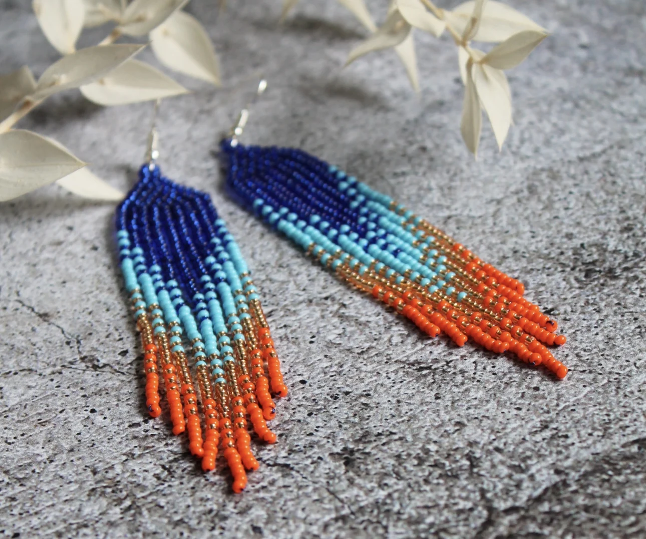 

Серьги из бисера градиентного цвета, сотканные вручную из сплава, женские трендовые геометрические серьги, простые богемные оригинальные серьги с кисточками из рисовых бусин